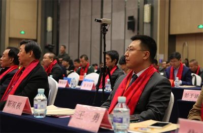 靳律师作为副会长在会场前排就座